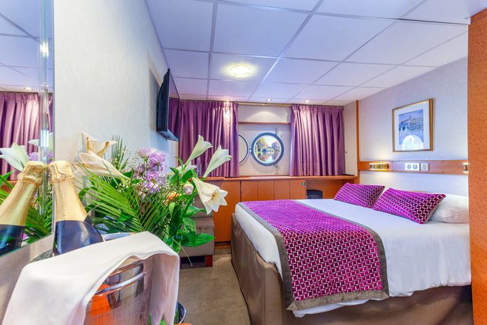 Main Deck 2 Adjustable Twin Beds Cat B
